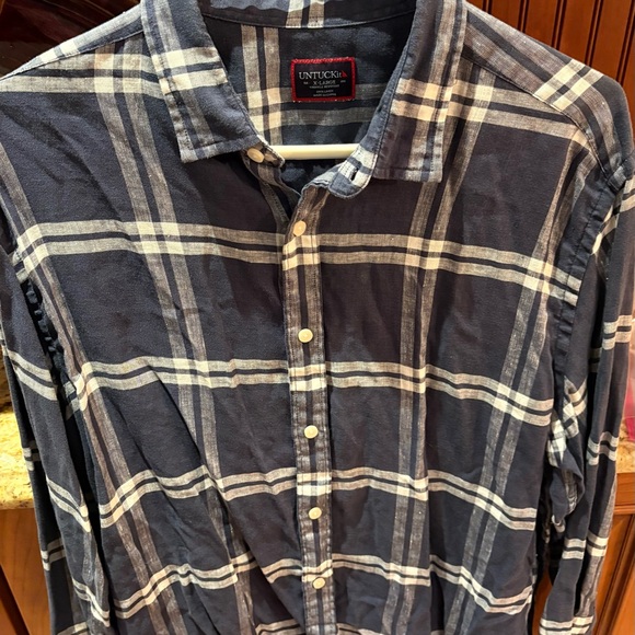 UNTUCKit men’s button front linen shirt. Dark Blue plaid with logo. - Picture 5 of 6